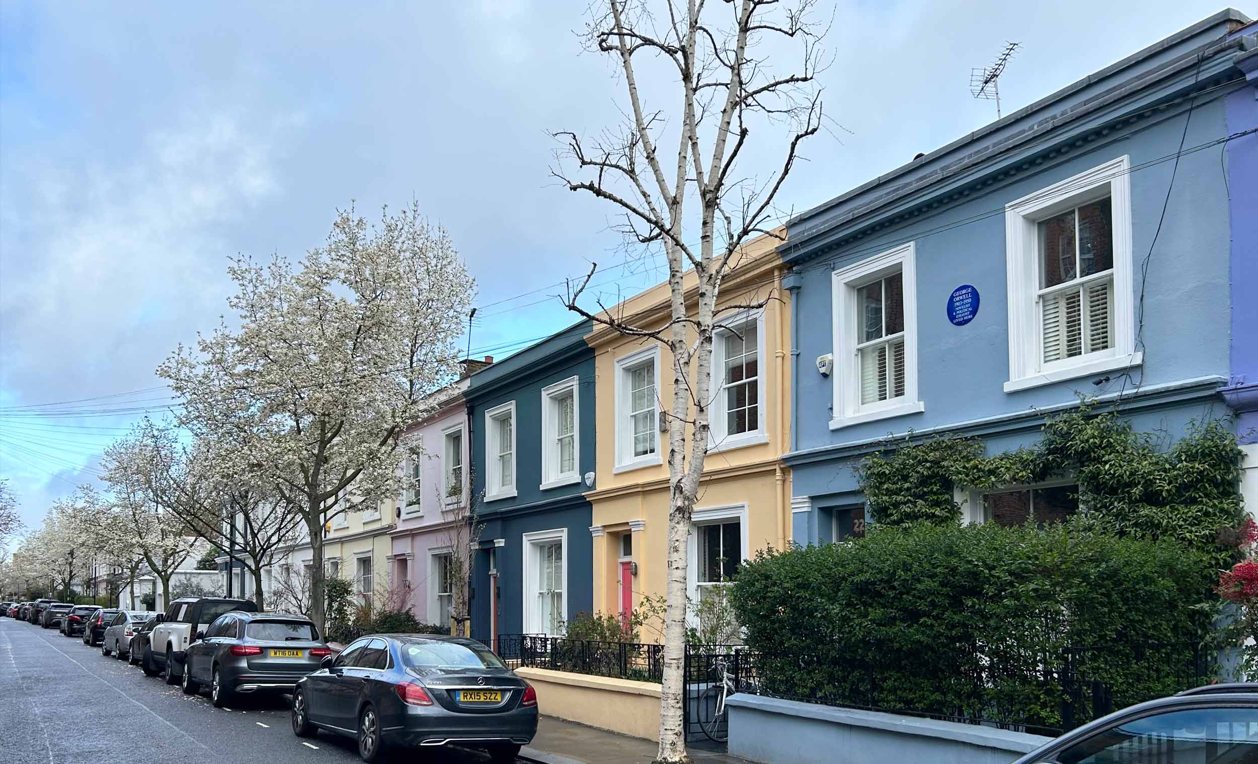 In Notting Hill (1999) the famous house with the blue door was